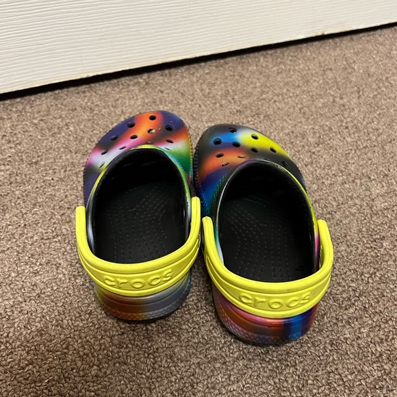 Toddler Crocs Solarized tie dye/multi colored size 7 - Picture 2 of 3